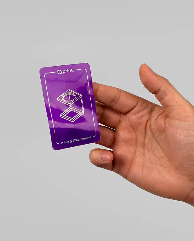 Adesivos personalizados com hot stamping para valorizar embalagens, rótulos, brindes ou qualquer material promocional.