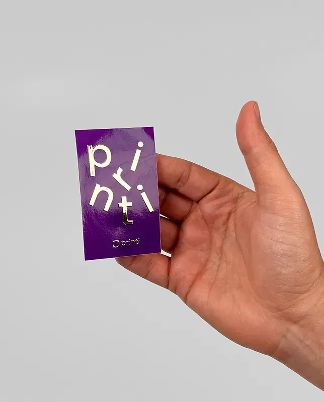 Adesivos retangulares com hot stamping para personalizar embalagens, rótulos ou materiais promocionais.