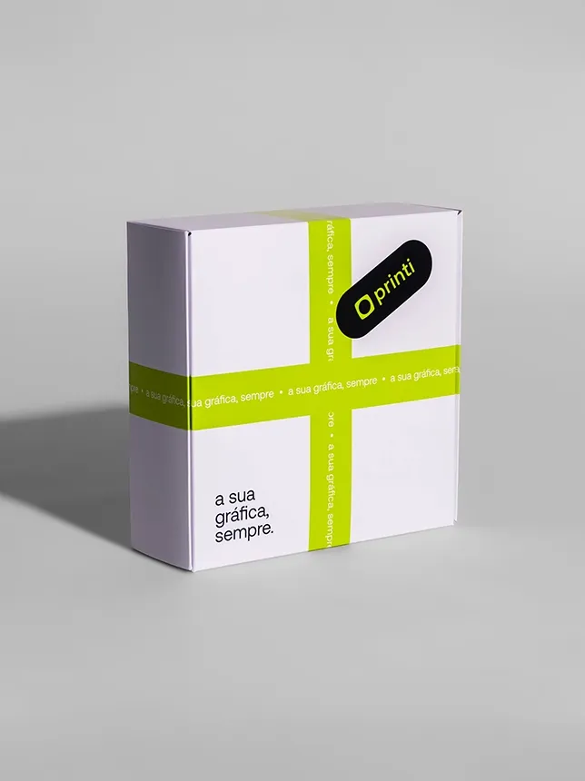 Embalagem basculante versátil para alimentos, cosméticos e brinquedos, disponível em Kraft, Reciclato ou cartão 300g. Personalizável.