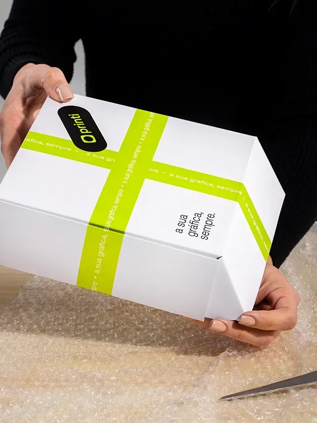 Embalagens basculantes com detalhe em hot stamping, perfeitas para produtos sofisticados.
