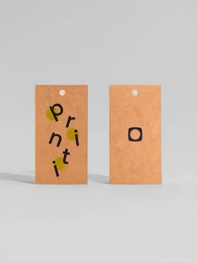Tags personalizadas para moda e varejo com opções de formato, papel e arte para identidade única da marca.