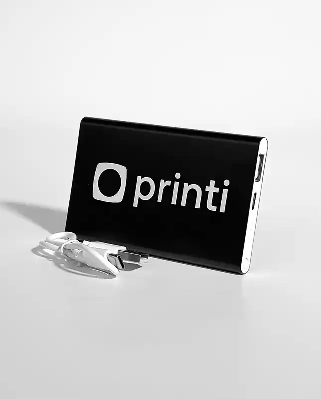 Um brinde útil e moderno! Personalize o carregador slim e destaque sua marca.