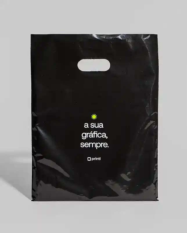 Sacola plástica personalizada com alça vazada ou fita, conhecida como sacola boca de palhaço. Ideal para promoções, eventos e brindes personalizados.