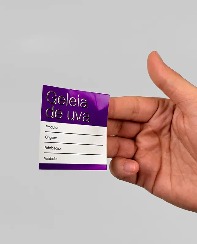 Etiquetas com acabamento em hot stamping, ideal para rótulos, identificação de produtos e embalagens promocionais.