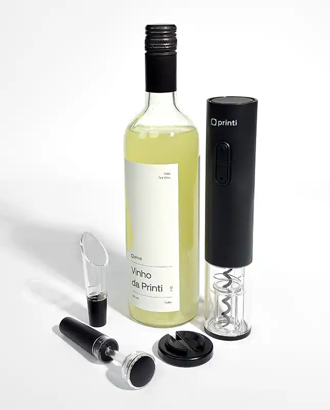 Elegância e tecnologia em um só presente! Personalize o Kit Vinho Winery e ofereça uma experiência única a seus clientes VIPs.