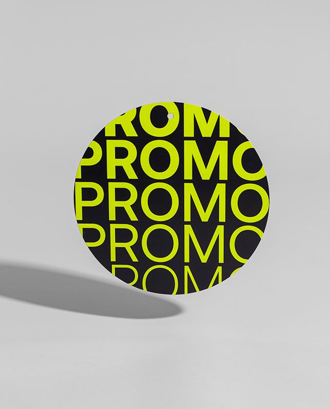 Móbile promocional em papel cartão 300g, ideal para ações no ponto de venda. Atrai atenção imediata e personaliza campanhas de forma marcante.