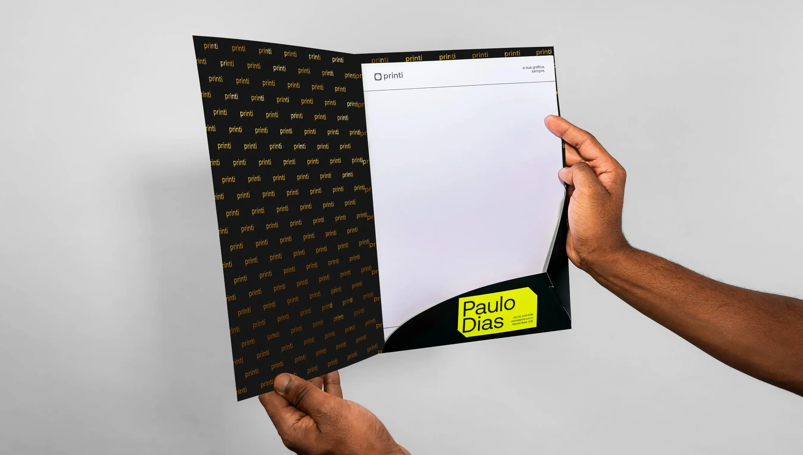 Pastas personalizadas com detalhe metálico em hot stamping, ideais para eventos, apresentações e kits corporativos.